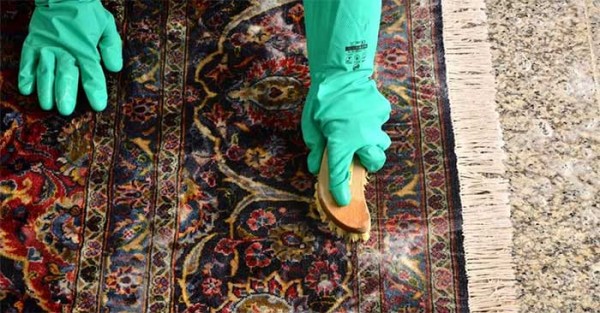 چگونه فرش دستباف را تمیز کنیم؟ راهنمای کامل شست‌وشوی اصولی در خانه
